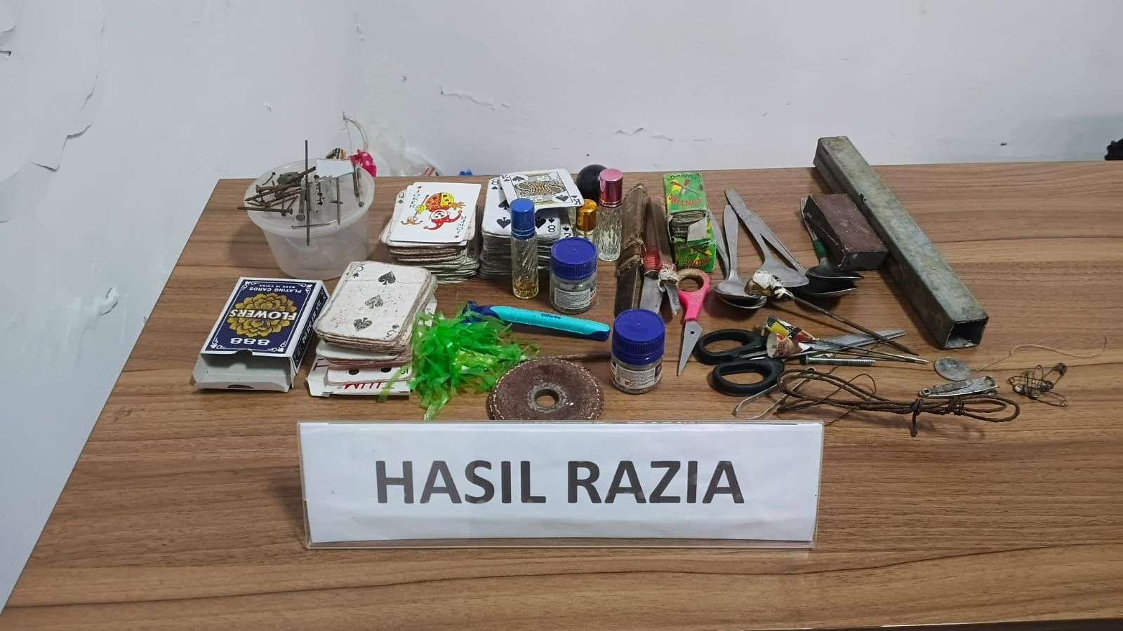 Razia Rutan Bangkalan, Petugas Temukan Sejumlah Benda Terlarang