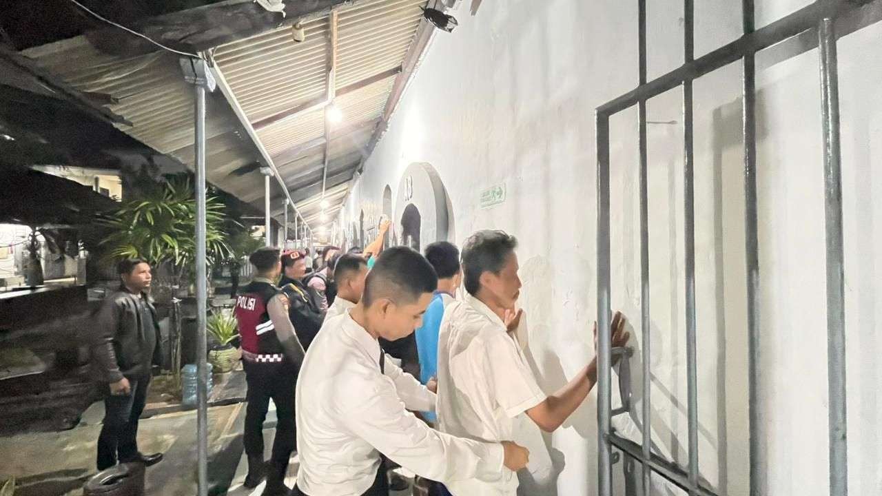 Cegah Peredaran Barang Terlarang, Petugas Gabungan Razia Rutan Bangkalan