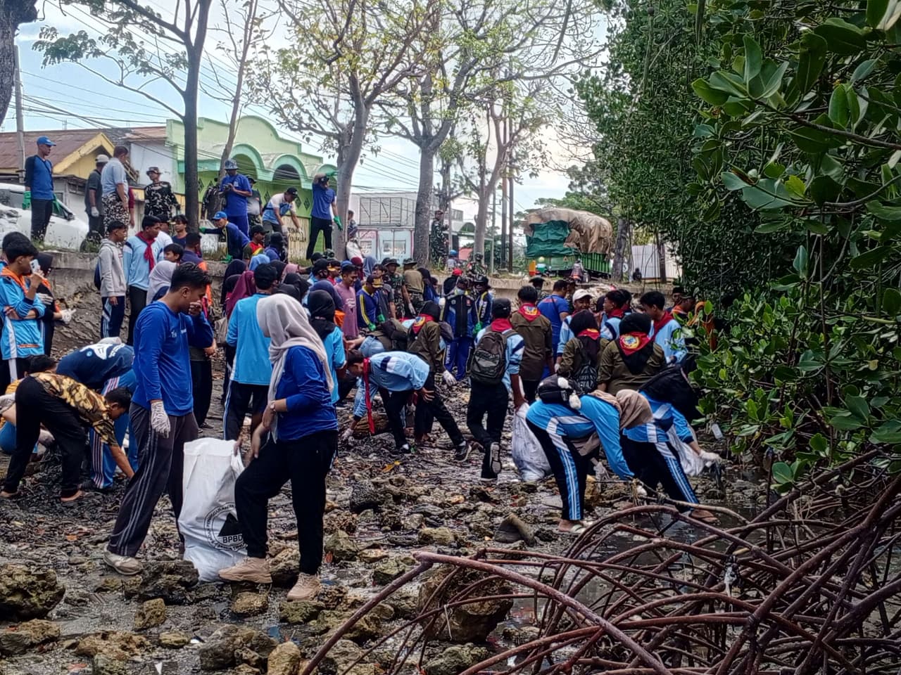 Relawan Peduli Mangrove di Pamekasan Bersihkan Pantai Tlanakan