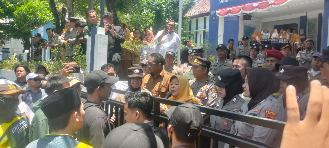Puluhan Nakes di Sampang Demo, Protes Dugaan Pemecatan Sepihak