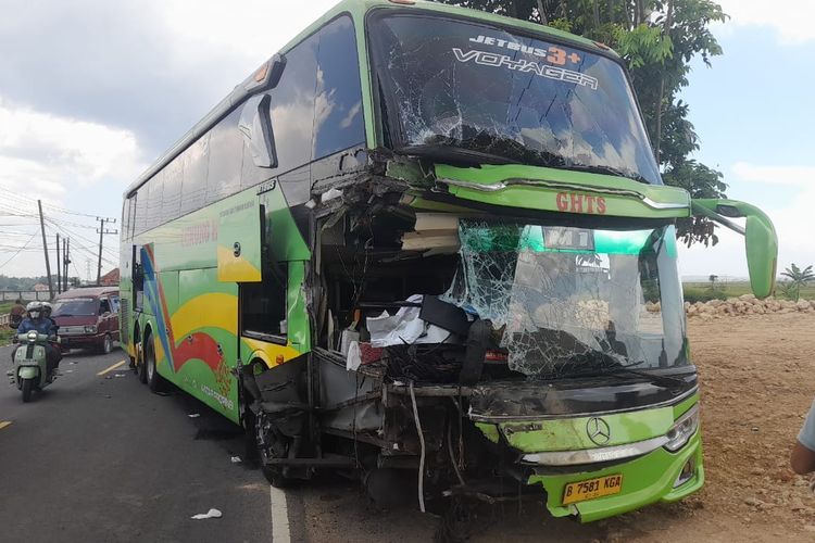 Bus Gunung Harta Tabrakan dengan Truk di Sampang, 2 Orang Luka