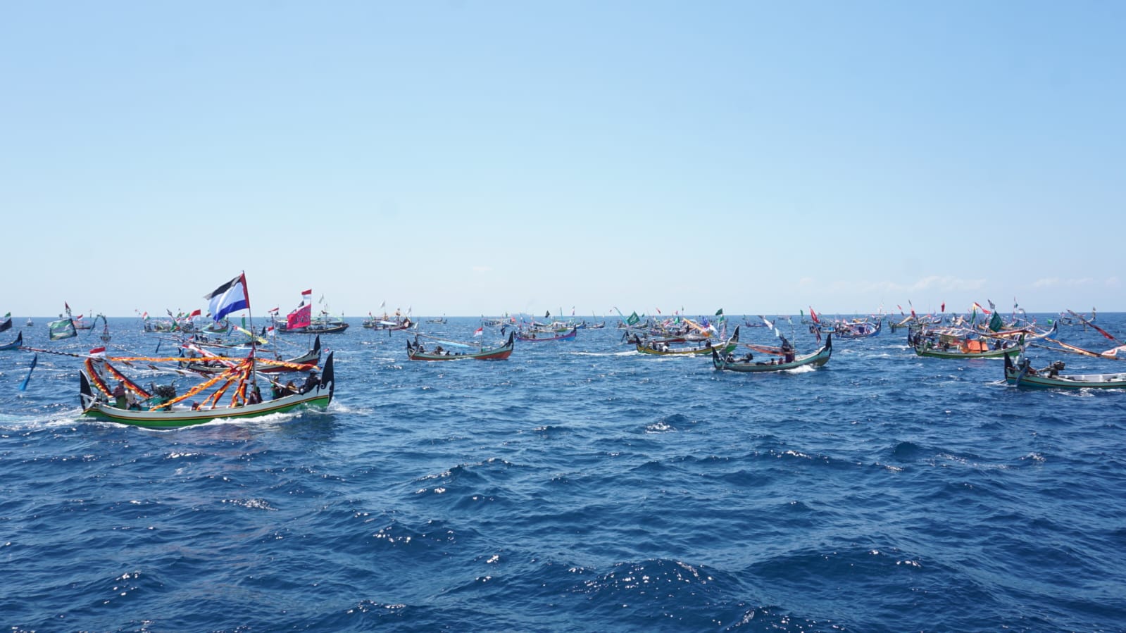 Fakher’s Mania Pulau Mandangin Gelar Sedekah Laut, Replika Perahu Syaikhona Kholil Diarak Ratusan Nelayan