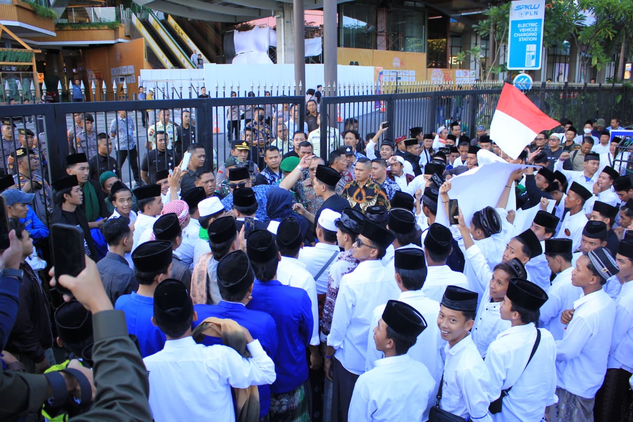 Ratusan Santri Lepelle Demo Trans Icon Surabaya, Tuntut Chairil Tanjung Minta Maaf