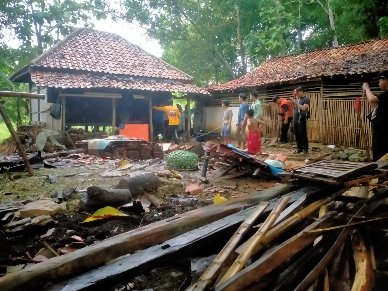 Cuaca Ekstrem Robohkan Rumah Lansia di Kedungdung Sampang