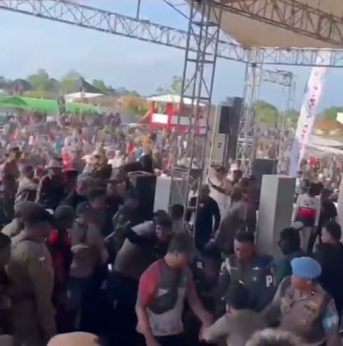 Grand Final Karapan Sapi Piala Presiden Diwarnai Kericuhan, Anggota Brimob Terluka