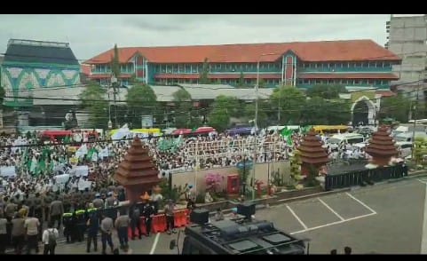 Ribuan Santri dan Alumni Pesantren Demo DPRD Jatim, Protes Tayangan Trans7