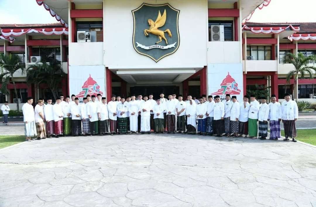 Upacara HSN 2025, ASN Pemkab Sumenep Gunakan Busana Khas Santri