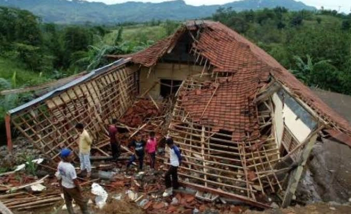 Atap Ambruk, Siswa SDN Madulang 2 Sampang Terpaksa Belajar di Rumah Warga