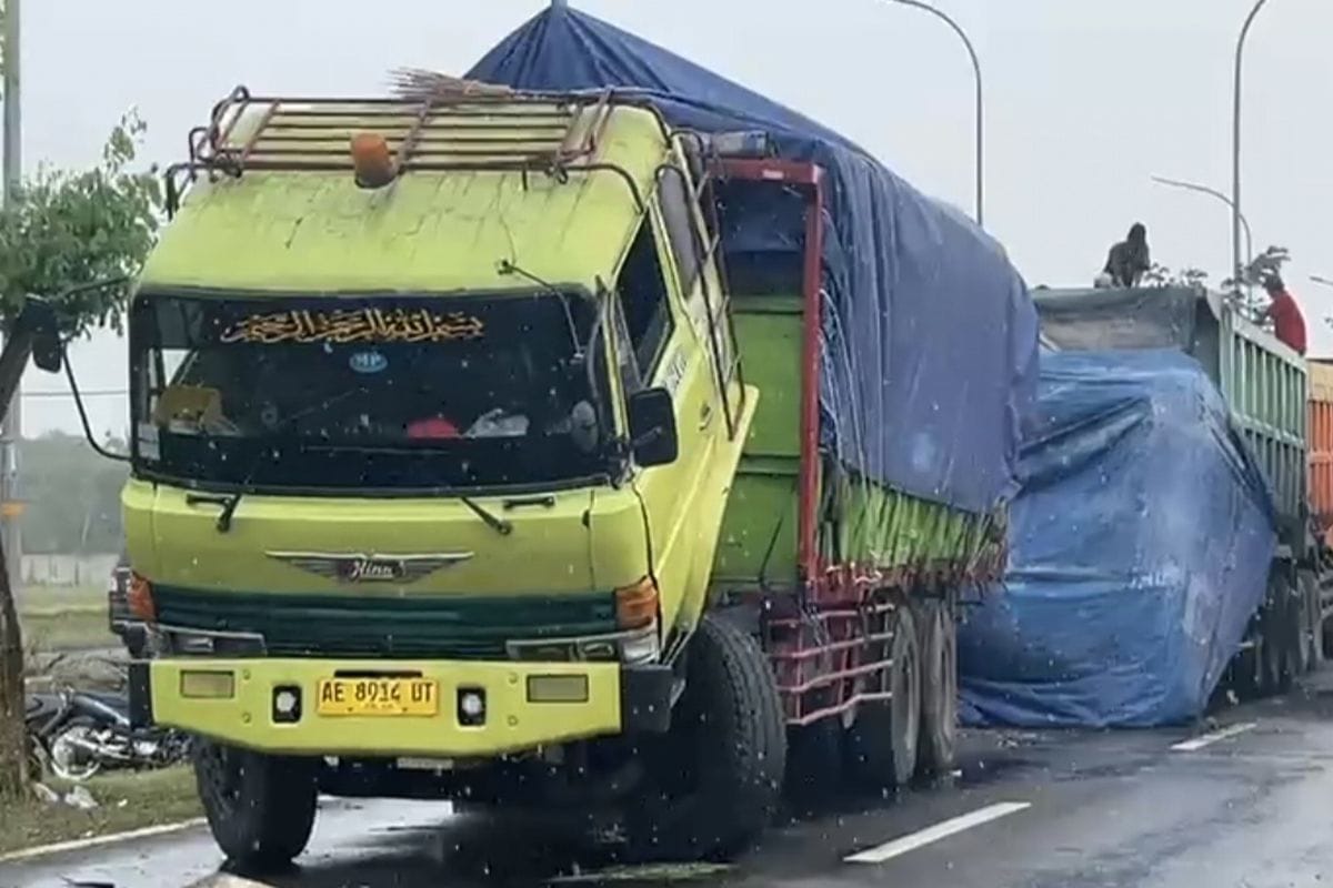 Truk Tronton Hantam Truk Pengangkut Beras Bulog, 1 Meninggal di TKP