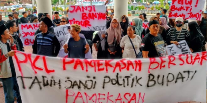 PKL Pamekasan Demo Kantor Bupati, Desak Kembali Jualan di Kawasan Arek Lancor