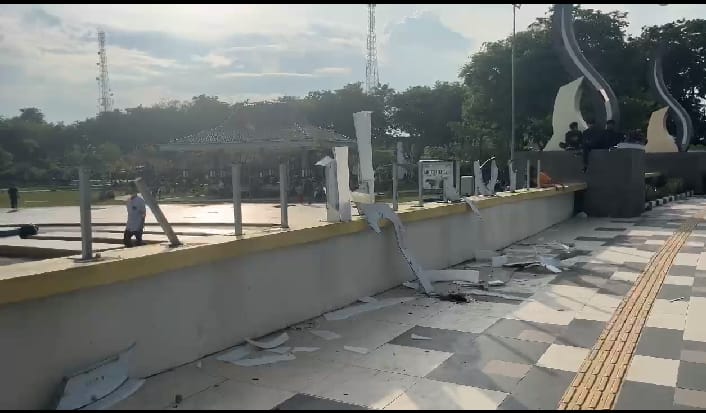 Pasca Demo Pilkades, DLH Perkim Data Kerusakan Fasum di Alun-Alun Trunojoyo