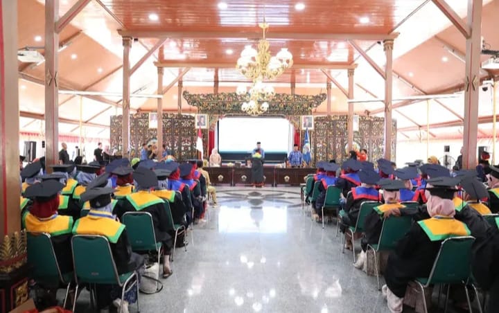 Ratusan Ibu di Bangkalan Diwisuda sebagai Orang Tua Hebat