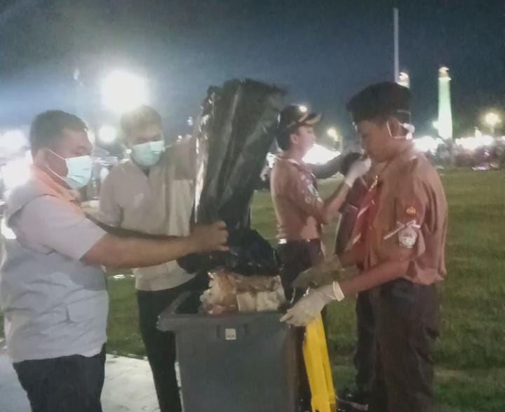 Ratusan Relawan Bersihkan Alun-alun Trunojoyo Sampang Usai Puncak Hari Santri 2025