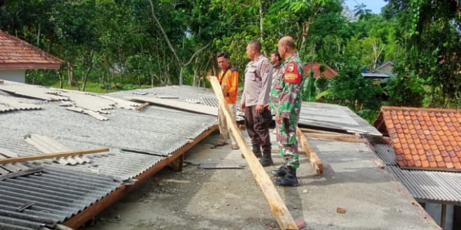 Angin Kencang Terjang Pamekasan, Rumah Warga dan Fasilitas Pendidikan Rusak