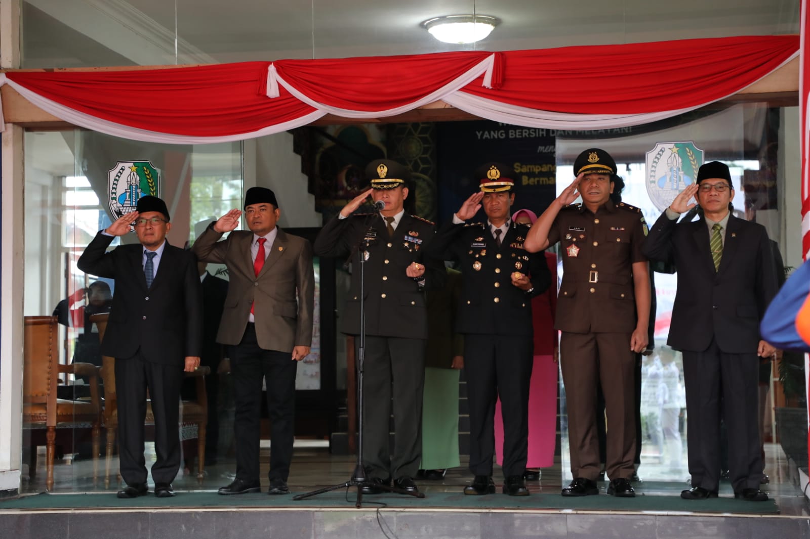 Pimpin Upacara Hari Pahlawan, Dandim 0828/Sampang: Giliran Kita Menjaga Api Perjuangan