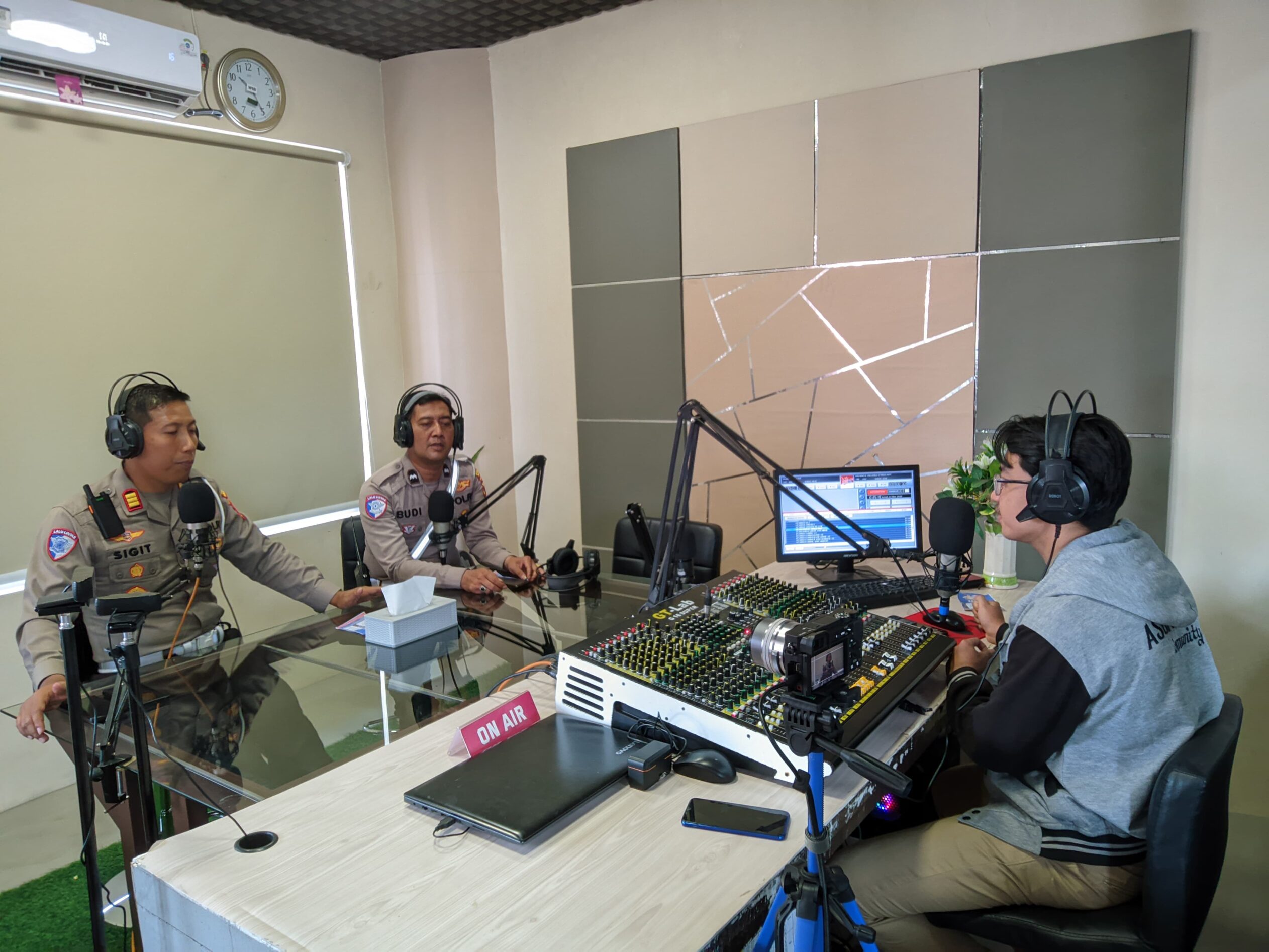 Satlantas Polres Sampang Sosialisasikan Operasi Zebra Semeru 2025 di Radio Salsabila FM