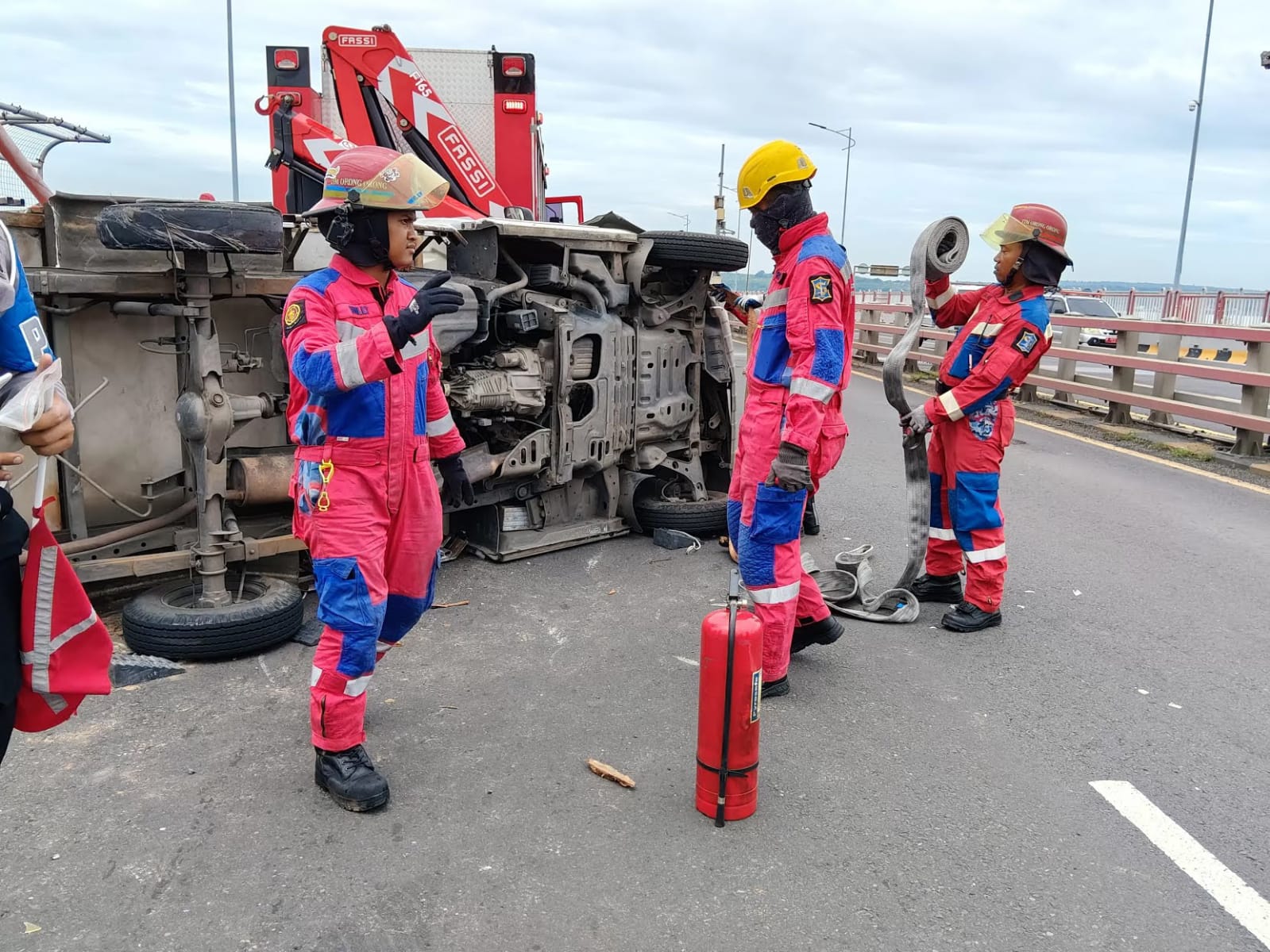 Mobil Boks Terguling di Jembatan Suramadu Sisi Bangkalan, 2 Orang Luka