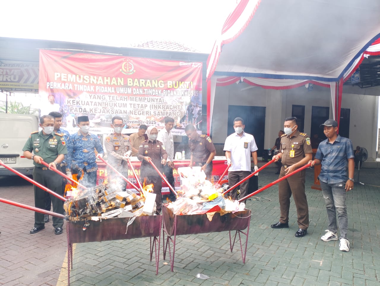 Kejari Sampang Musnahkan Ribuan Barang Bukti Narkotika dan Rokok Ilegal