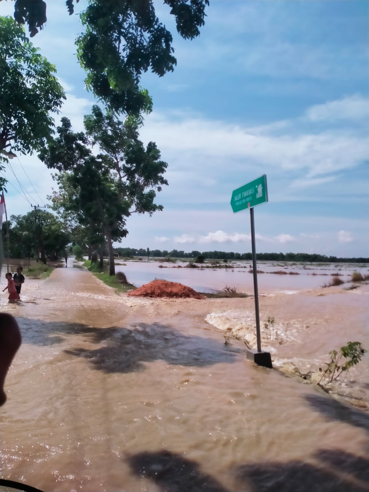 Banjir Rendam 4 Desa di Sampang, Akses Jalan Nasional Terdampak