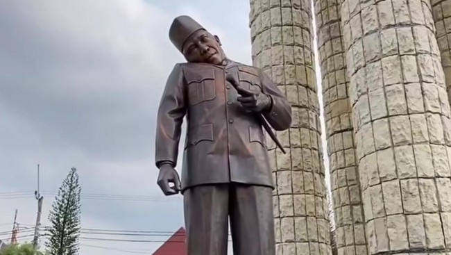Viral! Kepala Patung Soekarno di Indramayu Miring