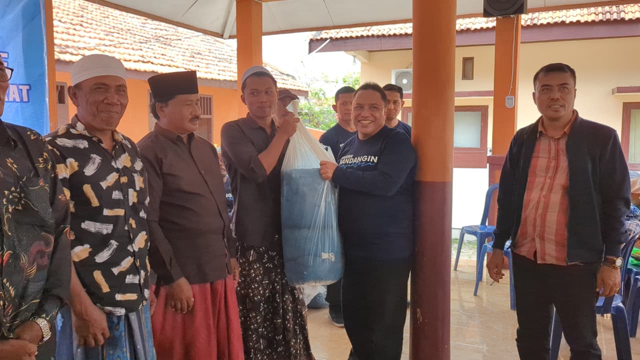 HCML Salurkan Bantuan Jaring kepada Puluhan Nelayan Purse Seine Pulau Mandangin