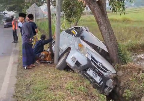 Sopir Ngantuk, Mobil Avanza Terperosok ke Selokan Jalan Nasional Jrengik Sampang