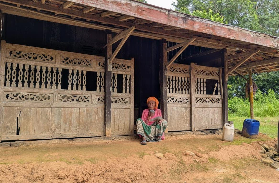 Kisah Pilu Nenek Bi’ah, Hidup Sebatang Kara di Gubuk Tua Tanpa Listrik