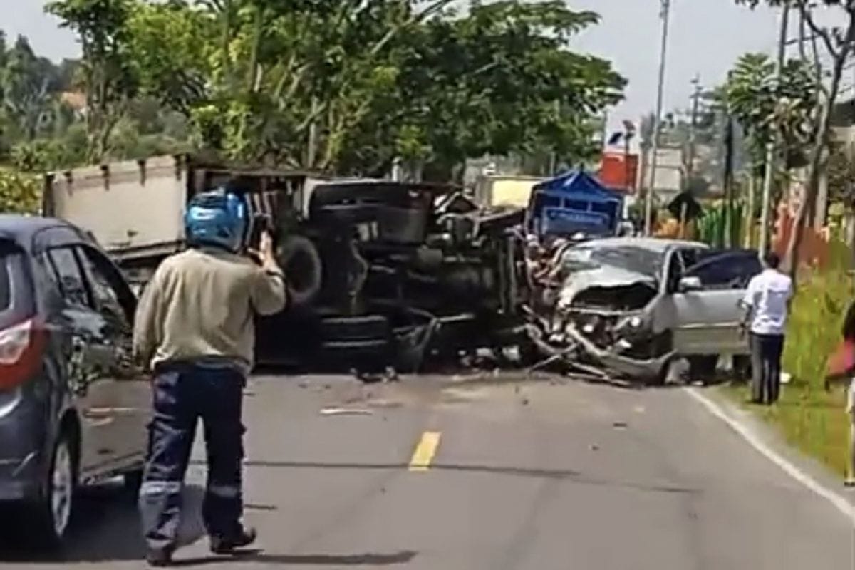 Kecelakaan Innova vs Truk Boks Muatan Udang di Bangkalan, 4 Orang Luka-Luka