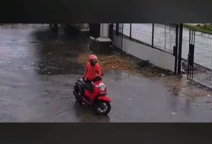 Terekam CCTV, Motor Scoopy Merah Milik Warga Sampang Digondol Maling