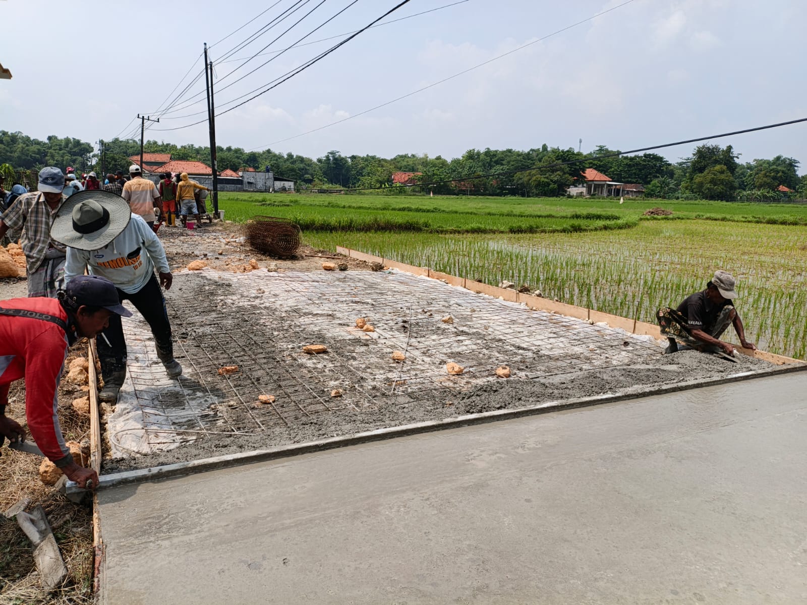 30 Tahun Tak Tersentuh Pemerintah, Warga Sampang Swadaya Perbaiki Jalan Poros Kabupaten