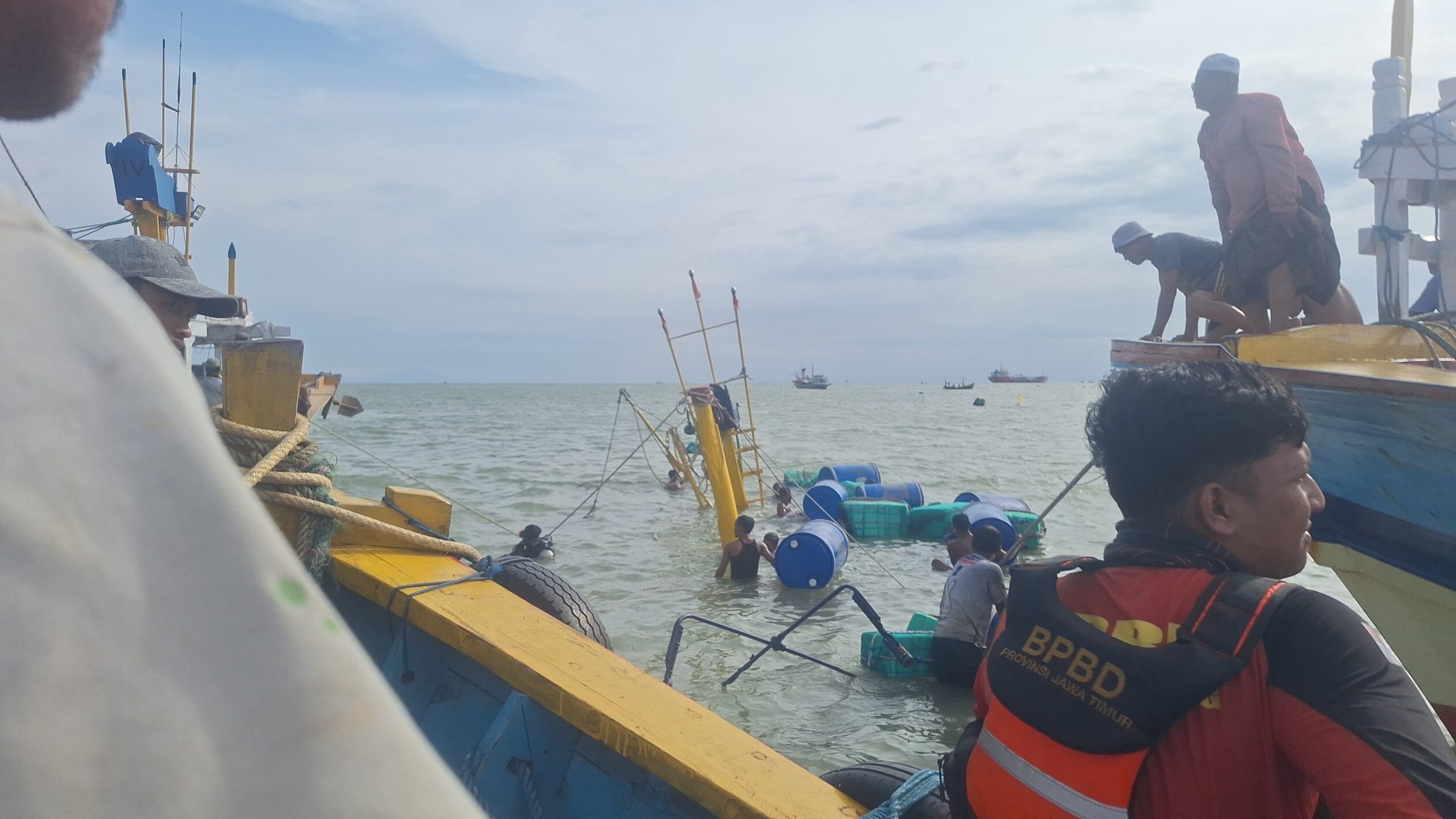 Kapal Nelayan Karam Dihantam Gelombang Tinggi di Perairan Camplong Sampang