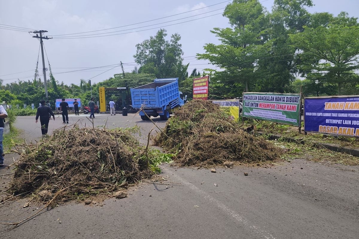 Warga Bangkalan Blokir Akses Jalan Kendaraan Umum, Ini Sebabnya