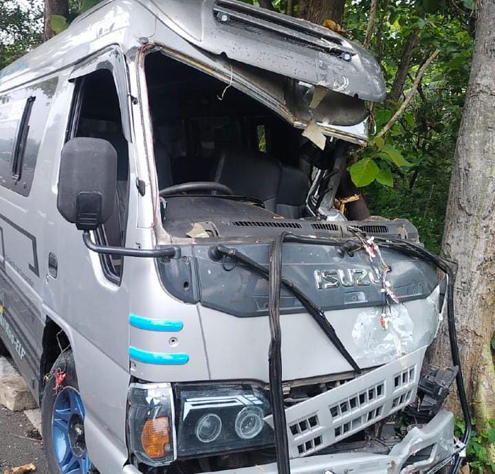 Kecelakaan Tunggal, Minibus Tabrak Pohon Jati di Galis Bangkalan