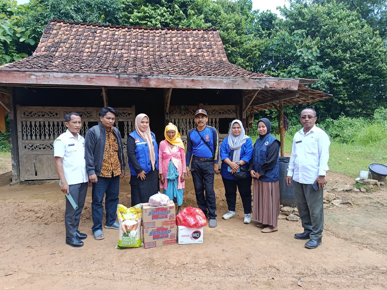 Usai Viral di Medsos, Dinsos PPPA Sampang Tindaklanjuti Lansia Terlantar di Tambelangan