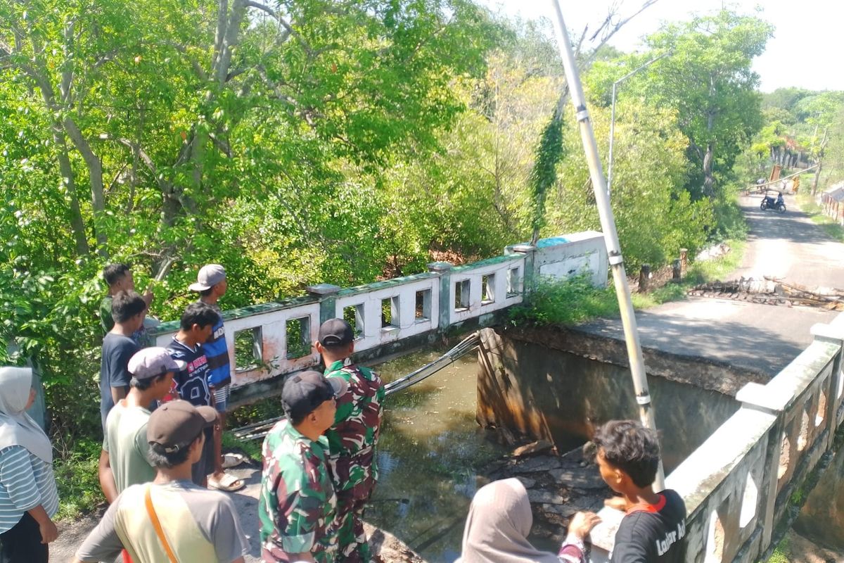 Jembatan Penghubung 2 Desa di Gili Genting Sumenep Ambruk