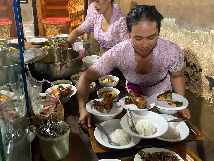 Hanya Satu Menu Sejak 1941! Rahasia Warung Mak Beng Jadi Kuliner Paling Legendaris di Bali