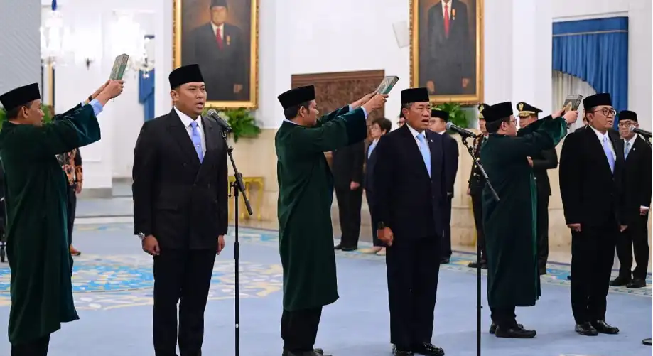 Presiden Prabowo Lantik Donny Ermawan Jadi Gubernur URI, Tetap Emban Tugas Wamenhan