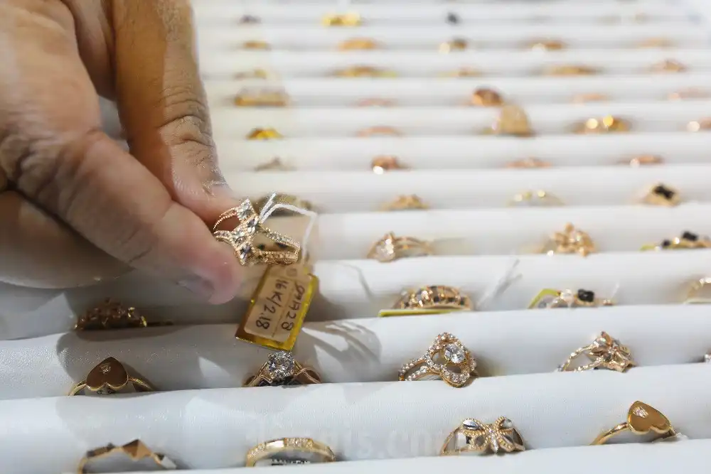 Nilai Buyback Tertekan, Emas Antam Anjlok di Perdagangan Senin 20 April