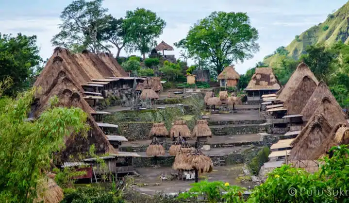 Kampung Adat Bena Menelusuri Jejak Zaman Megalitikum di Kaki Gunung Inerie
