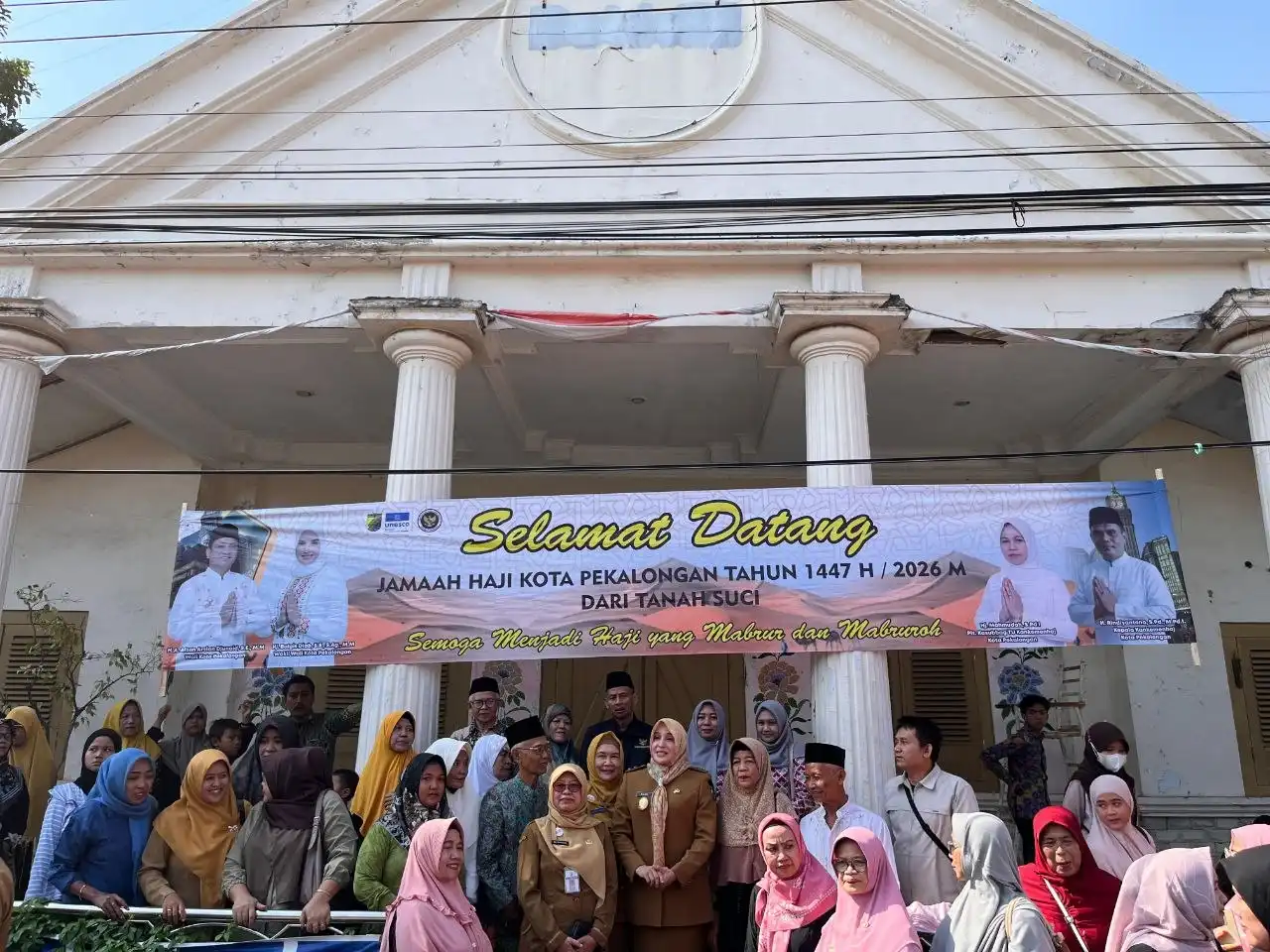 Kepulangan Jamaah Haji di Pekalongan Disambut Suka Cita dan Harooleh Keluarga 