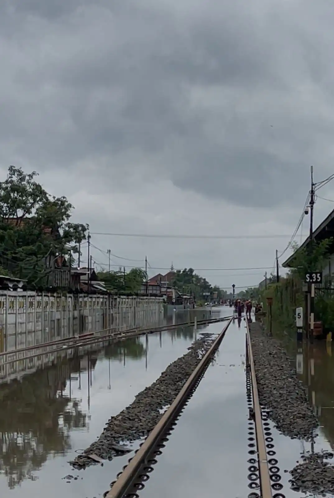 Debit Air Semakin Tinggi, PT KAI Lakukan Upaya Pengangkatan Rel dan Penimbunan Material Batu di Lokasi Rel Terendam