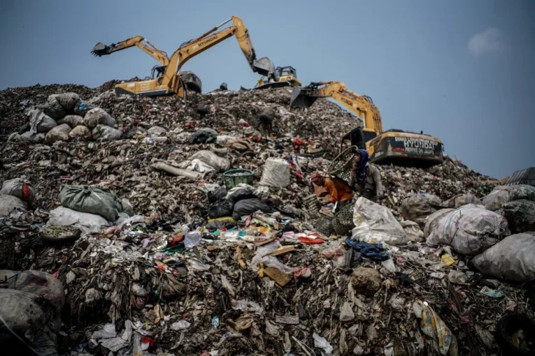 Bukan Sekadar Ditumpuk! Kenali Perbedaan Metode Open Dumping dan Sanitary Landfill di TPA