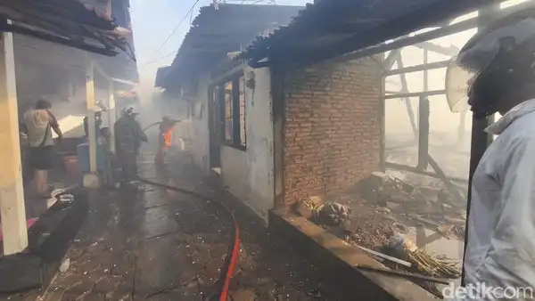Belasan Rumah di Aspol Polsek Semarang Utara Hangus Terbakar, Diduga Akibat Kelalaian