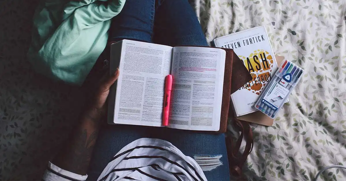 Stop Scrolling! Alasan Ilmiah Mengapa Baca Novel Bikin Mimpi Lebih Indah dari Nonton Berita