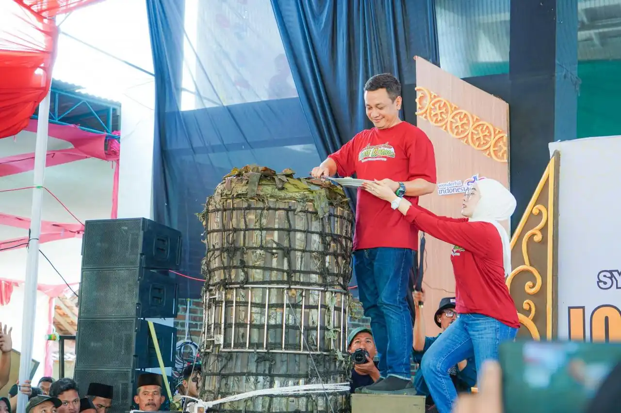 Unik! Lopis Raksasa Krapyak Jadi Daya Tarik Syawalan di Pekalongan