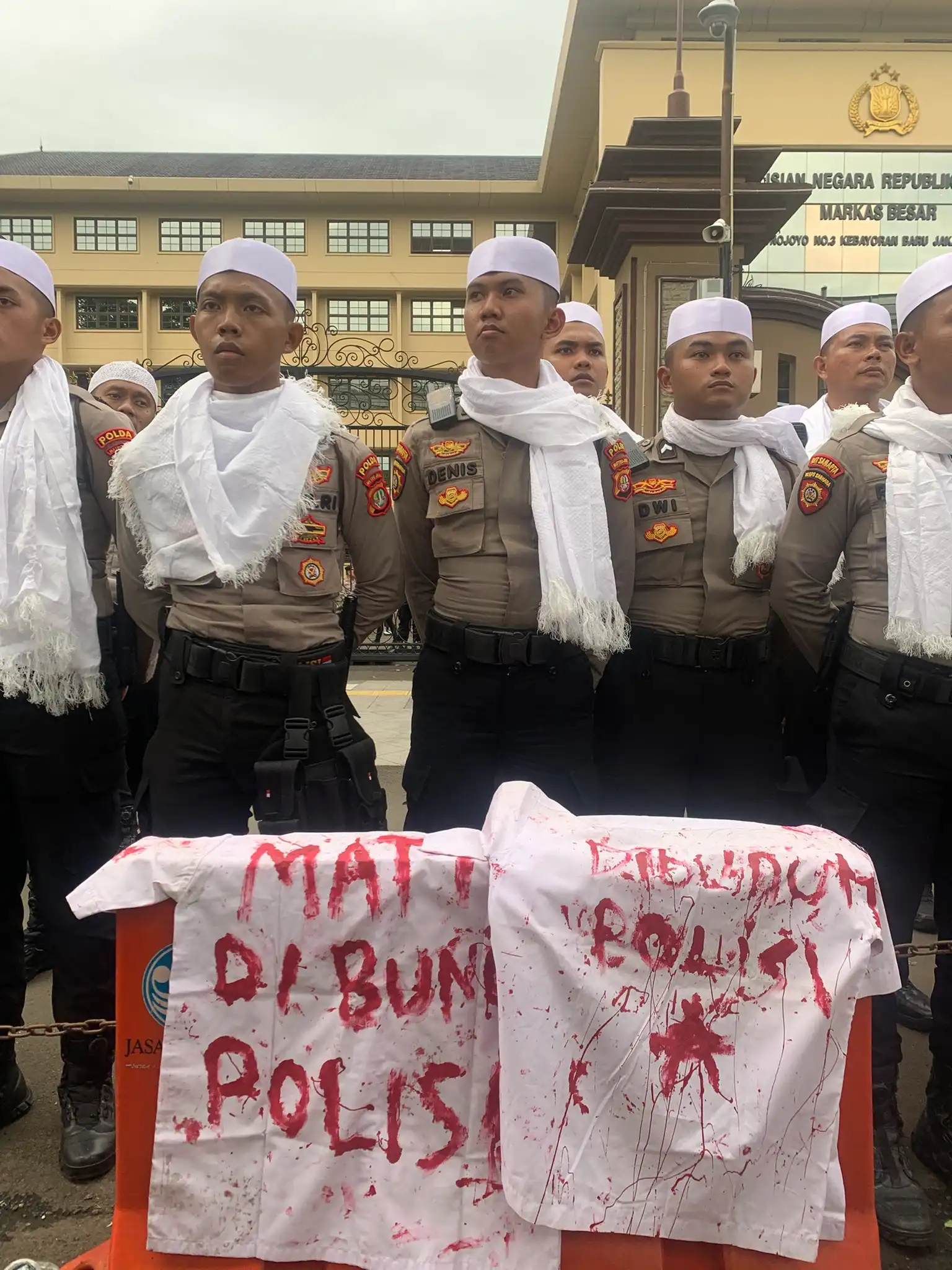 Orasi Demo Aliansi Mahasiswa di Mabes Polri Direspons dengan Lantunan Selawat 