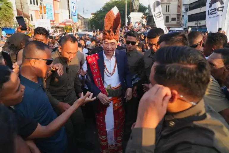 Picu Gelombang Penolakan! Penganugerahan Gelar Sesepuh Raja Timor untuk Jokowi Diduga Sarat Kepentingan Politik