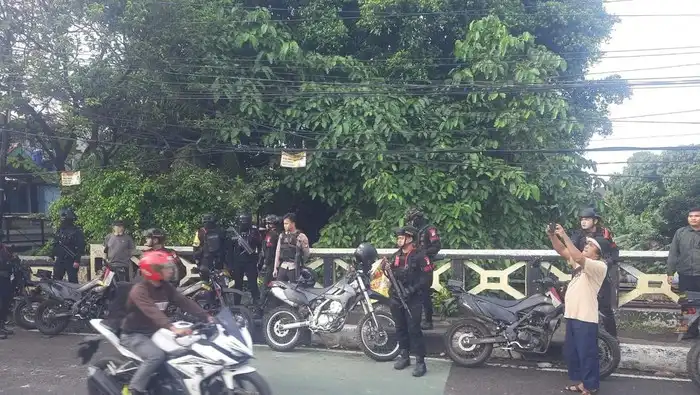 Geger Tawuran di Dekat Stasiun Klender Pagi Ini, Koridor Transjakarta Sempat Lumpuh!