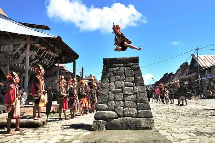 Bukan Pake Sihir! Ini Penjelasan Medis dan Teknik di Balik Tradisi Tarik Batu Nias