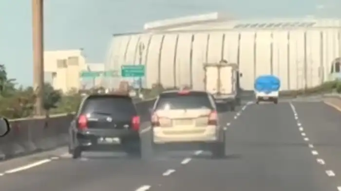 Tak Terima Disenggol Bak Film Laga, Pengemudi Livina Siap Penjarakan Sopir Innova
